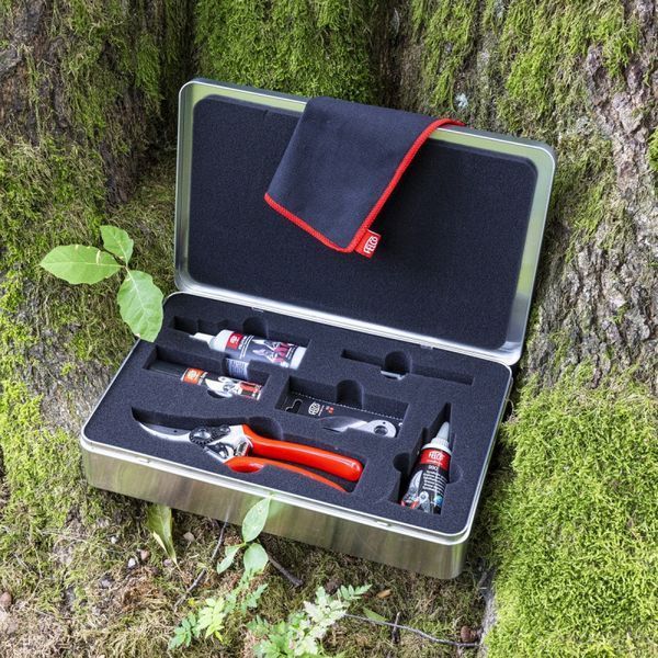Набор Felco 933 секатор Felco 2 + лезвие + точилка 905 + спрей 980, 981 + смазка 990 в кейсе 121001004968 фото